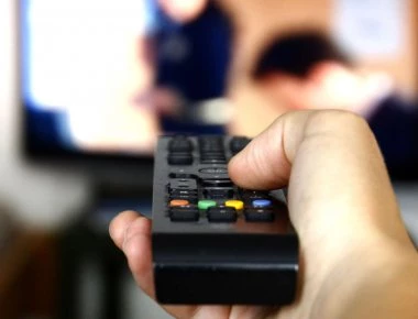 Καθηγήτρια πέθανε σε ζωντανή μετάδοση ενώ μιλούσε σε τηλεοπτική εκπομπή (βίντεο)